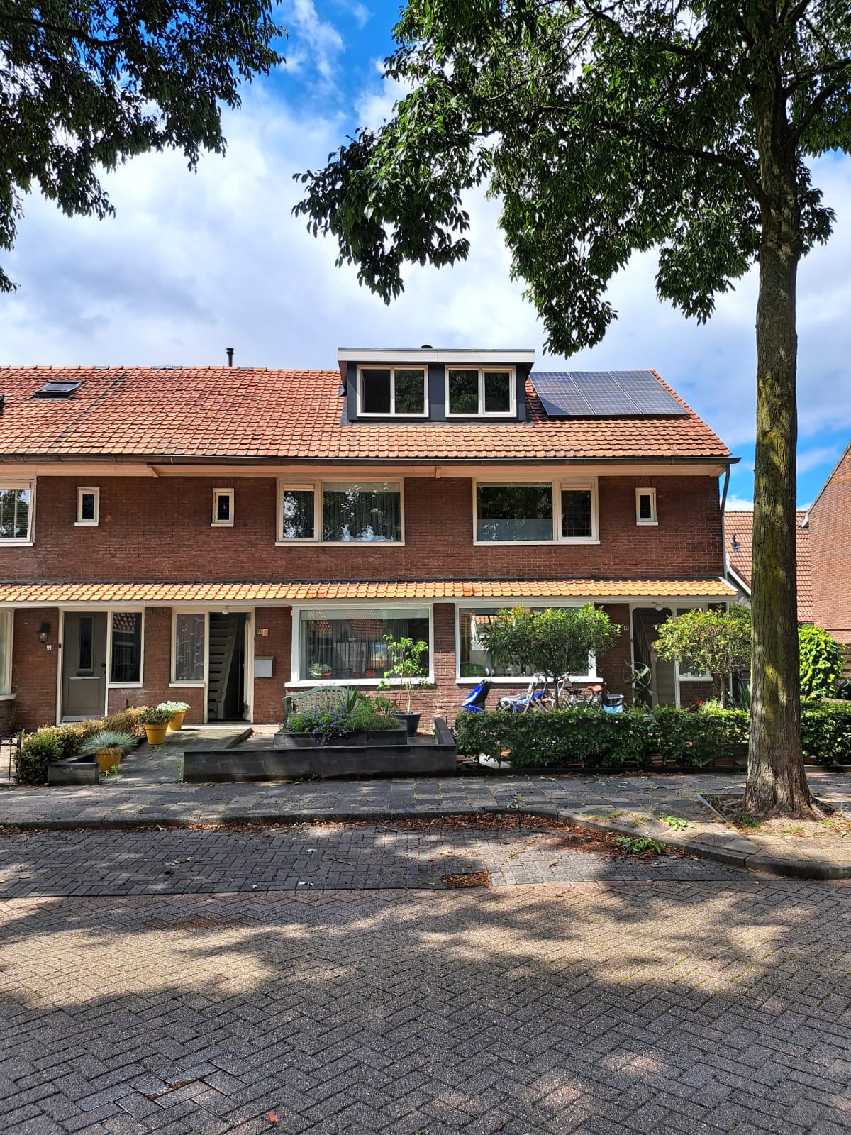 Afgewerkte antraciet dakkapel met twee ramen op een jaren dertig woning